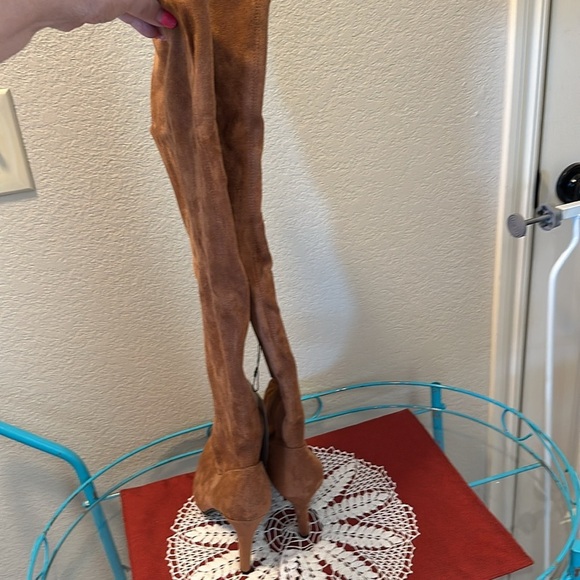 NWT over the knee high boot with zip side. Size 40 or 9 - Picture 6 of 9